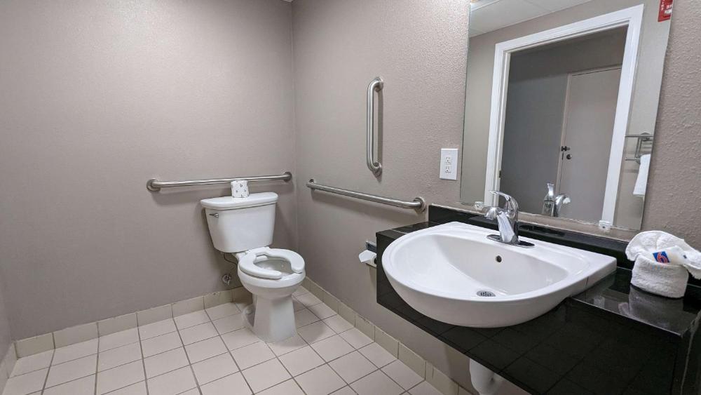 Queen Room - Disability Access interior